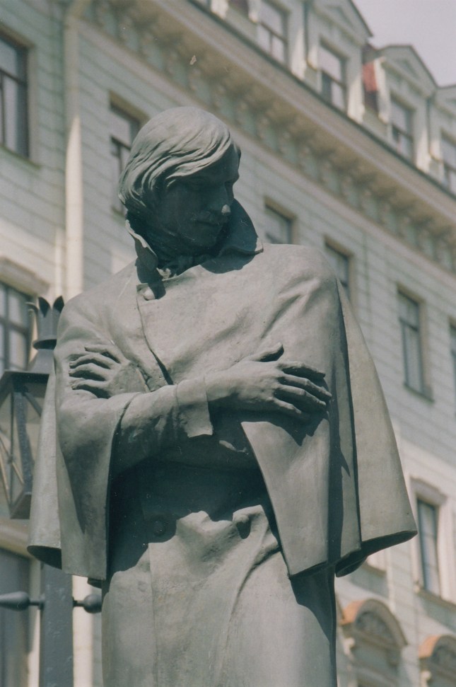 gogol-statue-light-on-nose