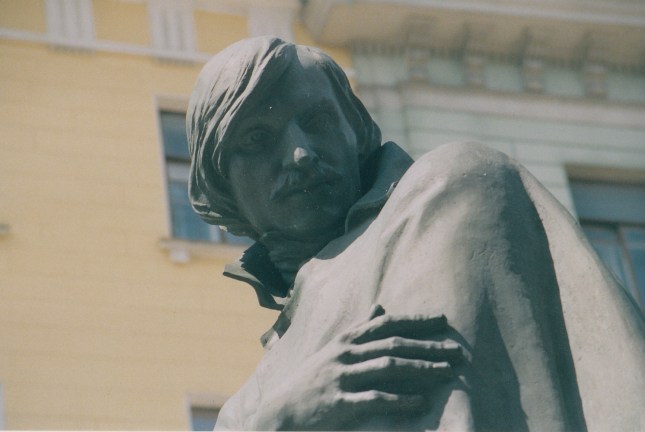 gogol-statue-upper-half